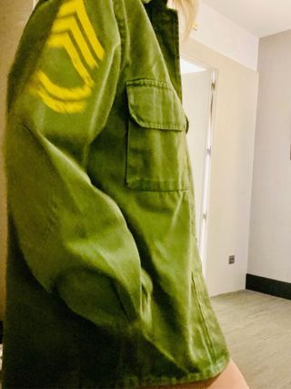 Camisa verde con estampado Woodstock