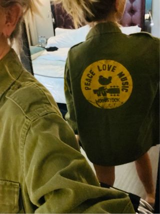 Camisa verde con estampado Woodstock