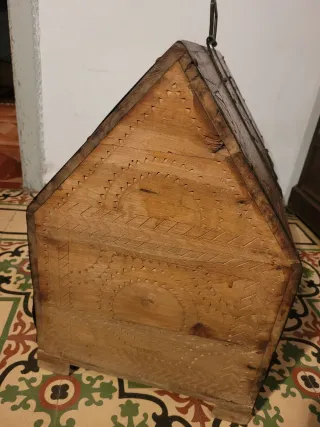 Arcón antiguo madera maciza talla artesanal