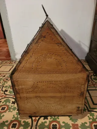 Arcón antiguo madera maciza talla artesanal
