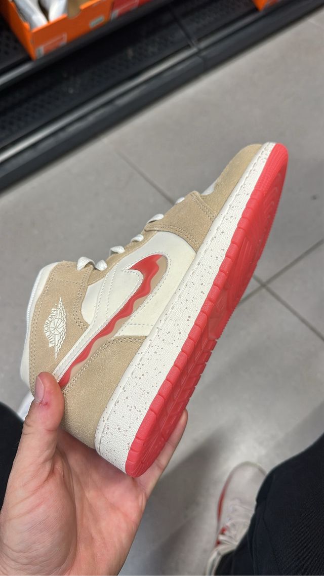 Nike Jordan Mid Beige Rojo