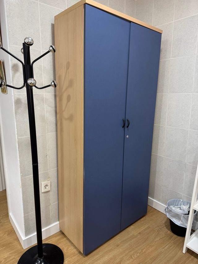 Mueble de oficina azul y madera