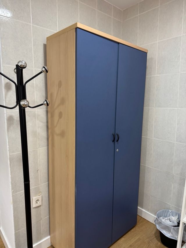 Mueble de oficina azul y madera