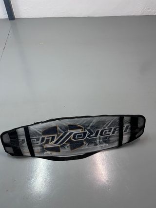 Tabla de skateboard Black Widow con funda