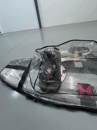 Tabla de skateboard Black Widow con funda