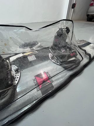 Tabla de skateboard Black Widow con funda