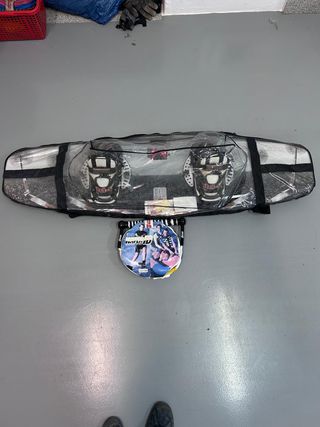 Tabla de skateboard Black Widow con funda