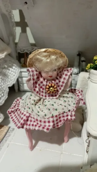 Bambola in porcellana per casa delle bambole