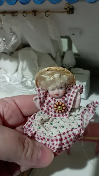 Bambola in porcellana per casa delle bambole