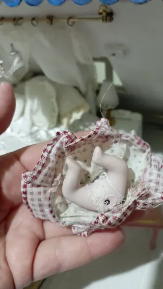 Bambola in porcellana per casa delle bambole