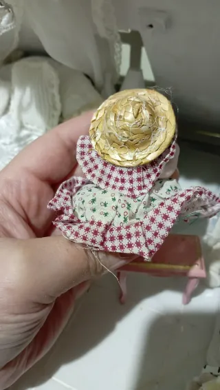 Bambola in porcellana per casa delle bambole