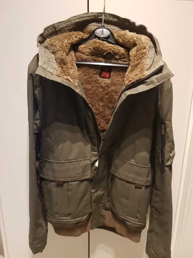 Chaqueta verde con forro marrón