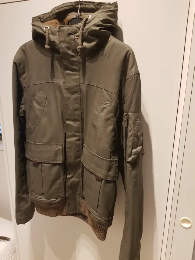 Chaqueta verde con forro marrón