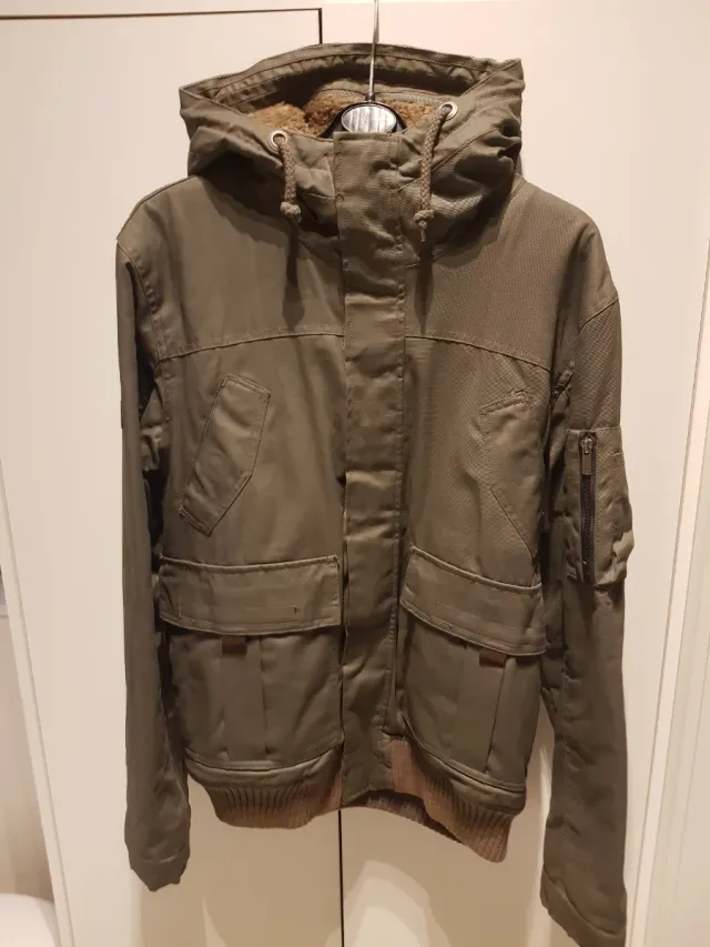 Chaqueta verde con forro marrón