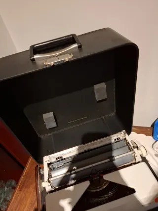 Máquina de escrever Olympia Monica