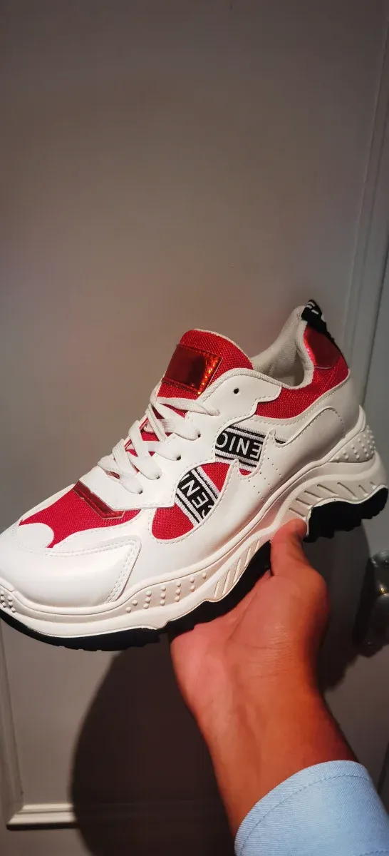 Zapatillas deportivas blancas y rojas