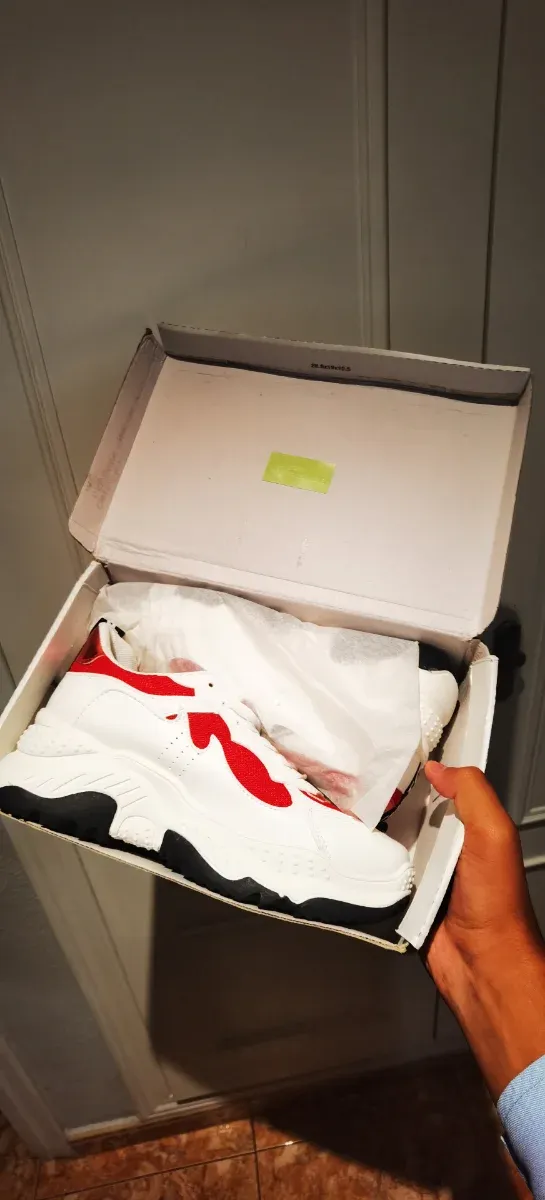 Zapatillas deportivas blancas y rojas