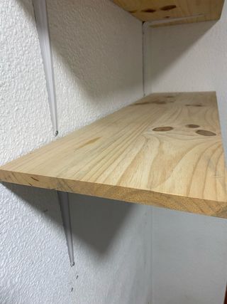 4 Estantes de madera con soportes metálicos