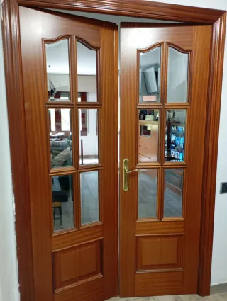 Puerta doble madera con cristales