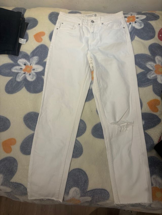Vaqueros Stradivarius blancos rotos
