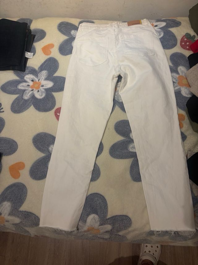 Vaqueros Stradivarius blancos rotos