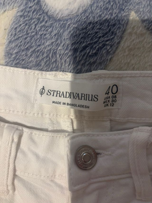 Vaqueros Stradivarius blancos rotos