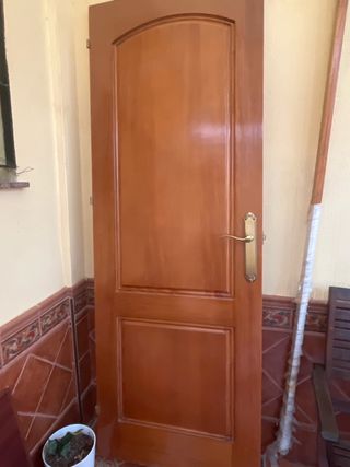 Puerta de madera nueva