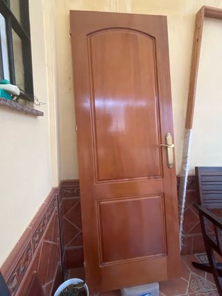 Puerta de madera nueva