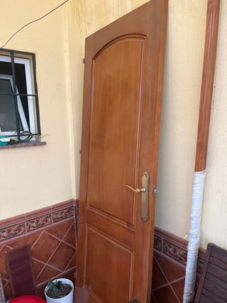 Puerta de madera nueva