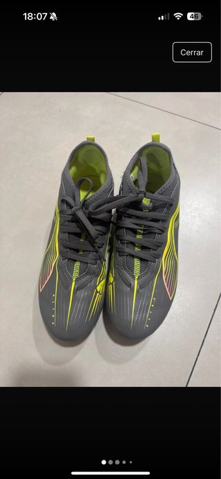 Botas de fútbol Puma grises y amarillas