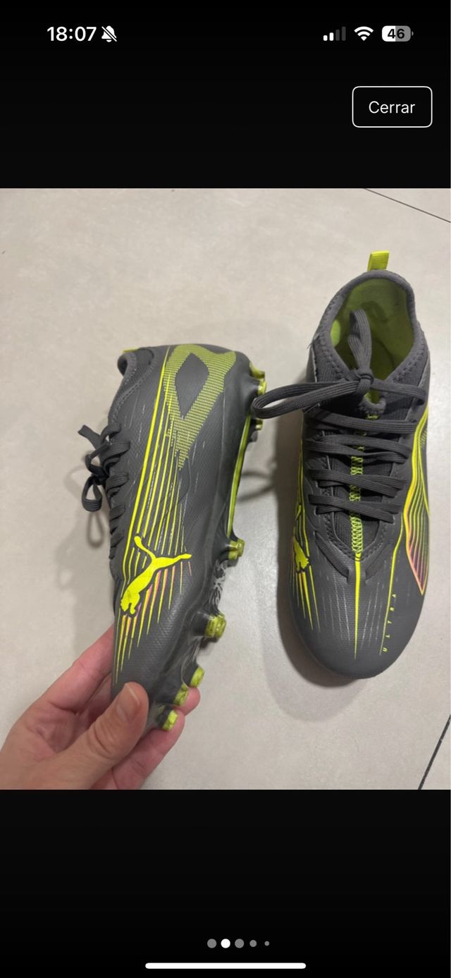 Botas de fútbol Puma grises y amarillas