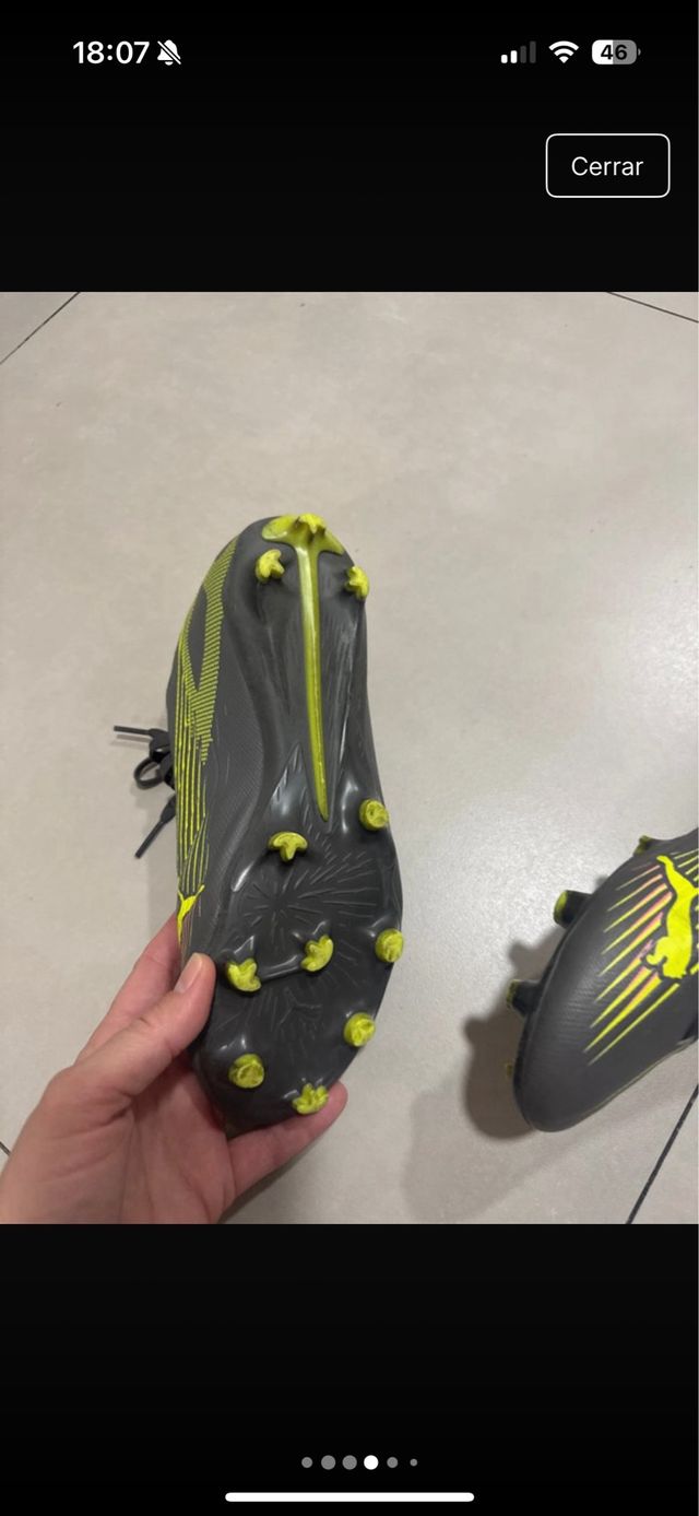 Botas de fútbol Puma grises y amarillas