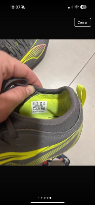 Botas de fútbol Puma grises y amarillas