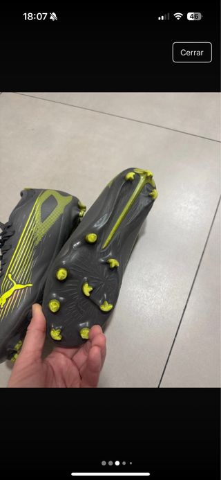 Botas de fútbol Puma grises y amarillas