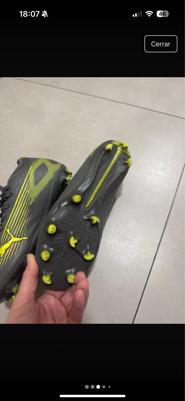 Botas de fútbol Puma grises y amarillas