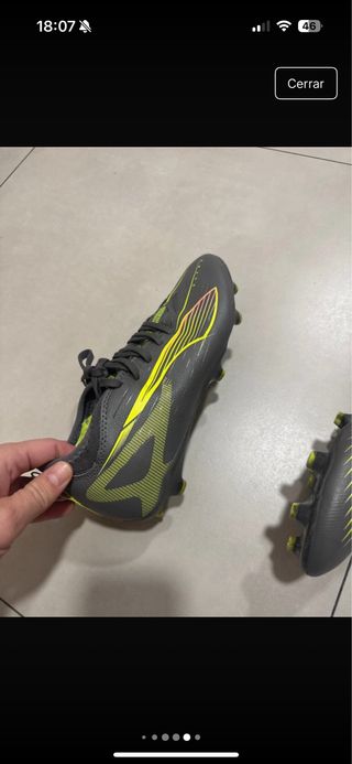 Botas de fútbol Puma grises y amarillas