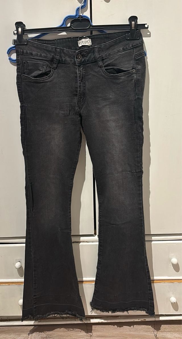 Vaqueros acampanados grises