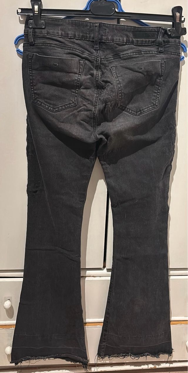 Vaqueros acampanados grises