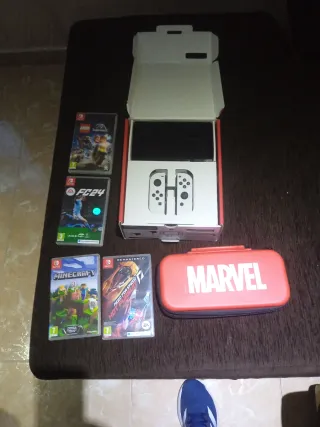 Nintendo Switch OLED + 3 Juegos + Funda Marvel