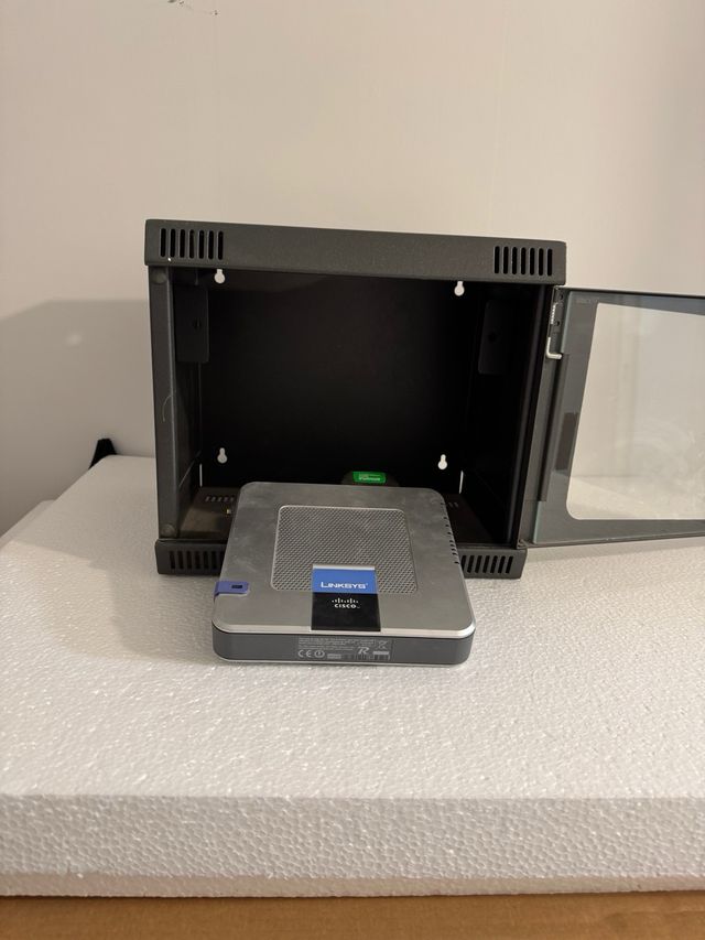 Router Linksys WRT54G3G-EM + mini rack