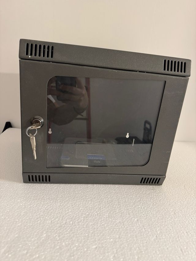 Router Linksys WRT54G3G-EM + mini rack