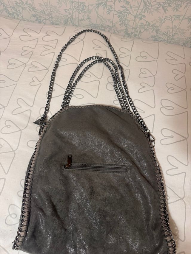 Bolso gris con cadena