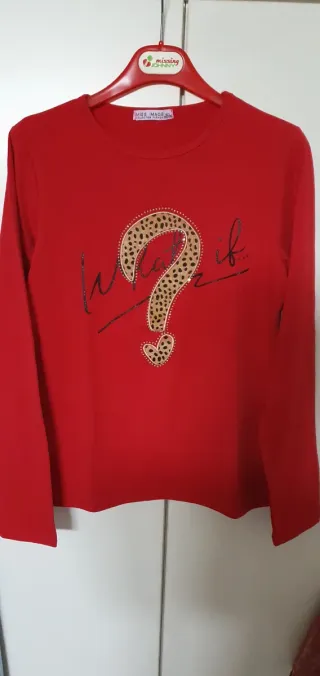 Camiseta MISS MADE roja con interrogante