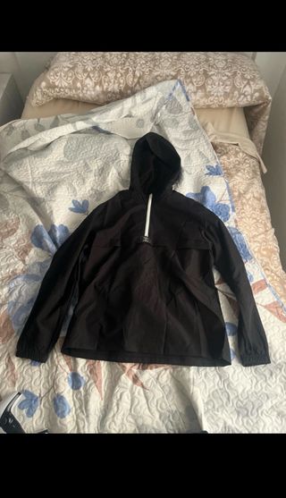 Chaqueta con capucha negra