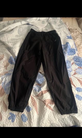 Chaqueta con capucha negra