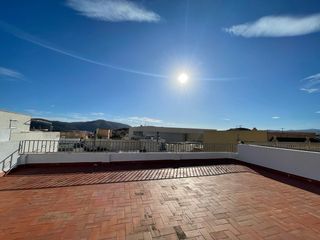 PARTICULAR Casa en Berja sobre local con terraza