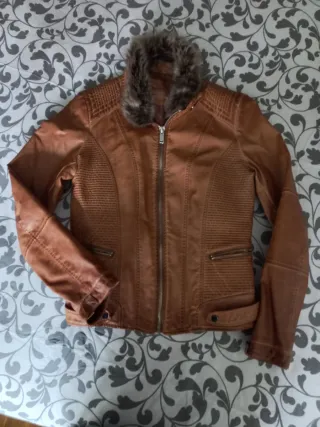 Cazadora polipiel camel Bershka XL