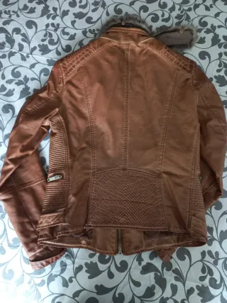 Cazadora polipiel camel Bershka XL