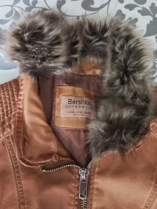 Cazadora polipiel camel Bershka XL