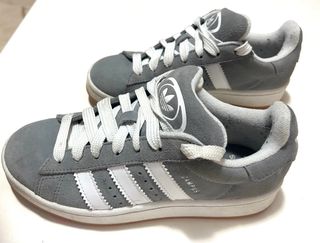 Zapatillas Adidas grises y blancas